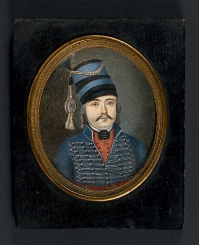 Ecole FRANCAISE vers 1800 Portrait d'un hussard
Miniature ovale.
H. 8,4 cm - L. 7,1...