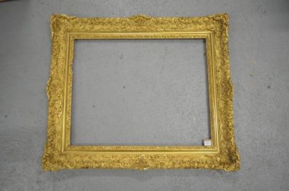 null Cadre Berain en bois sculpté et doré.
Époque Louis XIV (redoré). 53,5 x 67,1...