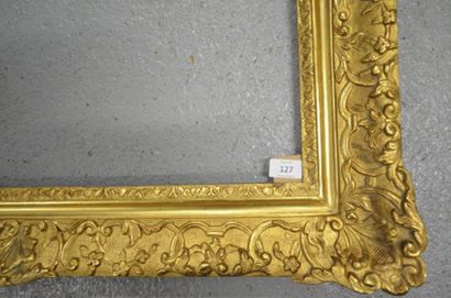 null Cadre Berain en bois sculpté et doré.
Époque Louis XIV (redoré). 53,5 x 67,1...