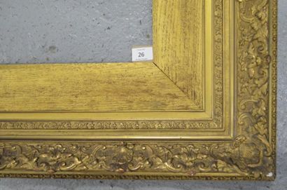 null Cadre en bois et stuc doré de style Louis XIV avec un large plat doré à la vue.
Époque...