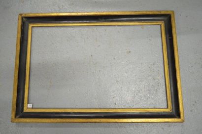 null Cadre en bois mouluré noir et or.
Époque Louis XVI (petits éclats). 56,5 x 89,9...