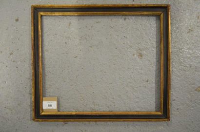 null Baguette en bois mouluré noir et or.
Époque Louis XVI. 26,9 x 33 cm - Profil:...