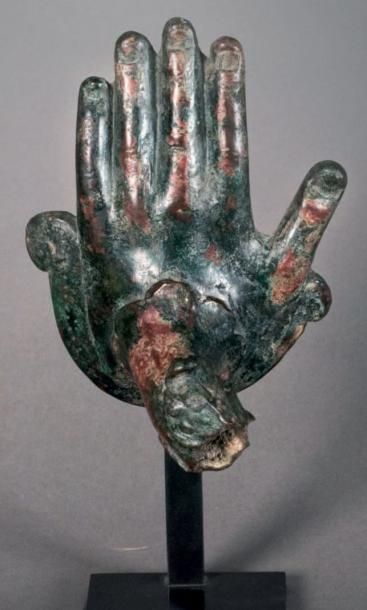 null POIGNÉE en forme de main gauche émergeant d'une corolle végétale.
Bronze.
Art...
