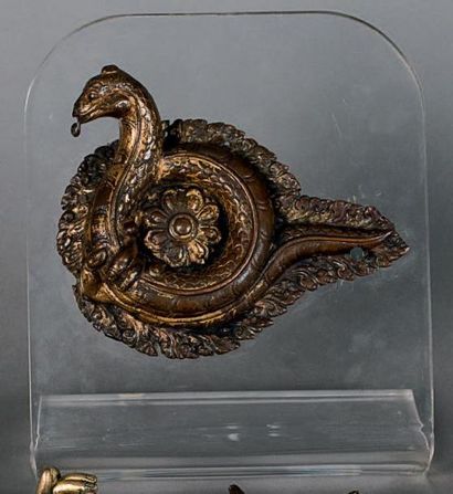 TIBET - XVIIe/XVIIIe siècle MAIN DROITE en cuivre doré repoussé tenant un serpent...