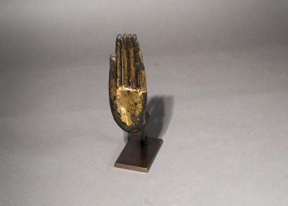 THAILANDE - XVIIE SIÈCLE MAIN DROITE DE BOUDDHA en bronze à traces de laque or, en...