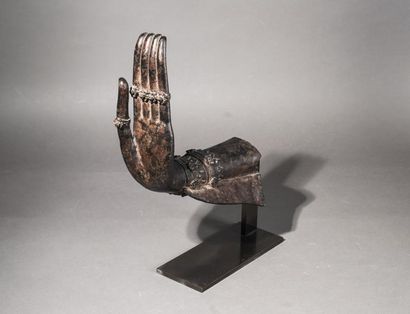 THAÏLANDE, Ayuthya - XVIIe siècle MAIN ET AVANT-BRAS GAUCHE DE BOUDDHA, en bronze...