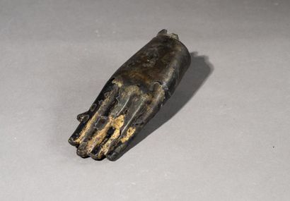 THAÏLANDE, AYUTHYA - XVIIIE SIÈCLE MAIN GAUCHE DE BOUDDHA en bronze à traces de laque...