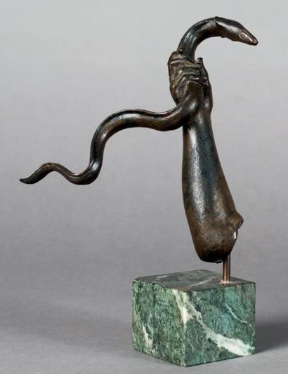 null BRAS en bronze patiné dont la main tient une anguille XVIIe siècle
H. 16,8 cm...