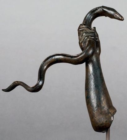 null BRAS en bronze patiné dont la main tient une anguille XVIIe siècle
H. 16,8 cm...
