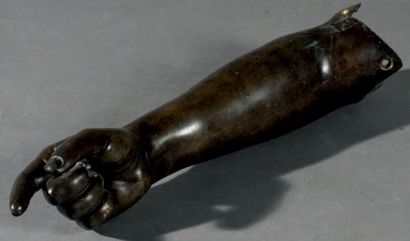 null BRAS en bronze patiné, l'index dressé; fonte creuse
XVIIe siècle
L. 42,5 cm