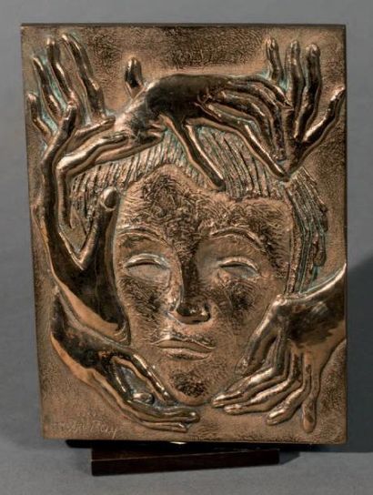 MAN RAY (1890-1976) Masque aux mains, 1972
Bronze doré
Signé du cachet et numéroté...