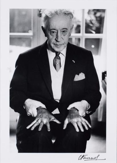 Luc FOURNOL (1931 - 2007) Arthur Rubinstein avec le moulage de ses mains, 1965
Epreuve...