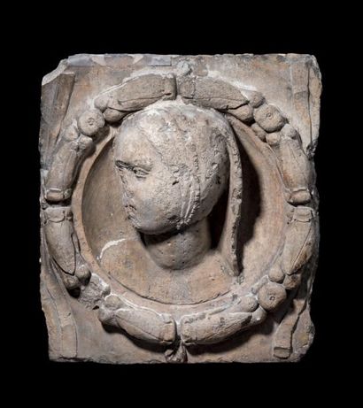 null Haut-relief en pierre calcaire sculptée à décor d'un buste de femme tourné vers...