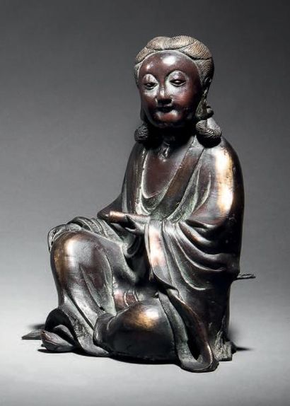 CHINE - Epoque MING (1368-1644) Statuette de Guanyin en bronze à patine brune à traces...