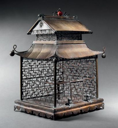CHINE - Début XXe siècle Cage en laiton et cuivre en forme de pagode ornée de dragons...
