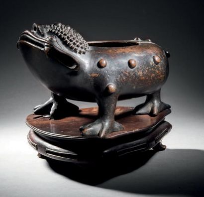 CHINE - Epoque MING (1368-1644) Brûle-parfum tripode en bronze à patine brune en...