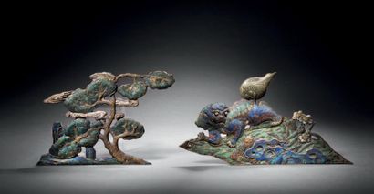 CHINE - Début XXe siècle Ensemble comprenant deux plaques en bronze et émaux cloisonnés...