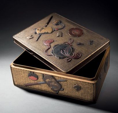 JAPON - Epoque MEIJI (1868-1912) Jubako en laque or tressée à décor en hira maki-e...