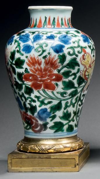 null Vase balustre en porcelaine de la Chine du XVIIe siècle dite «Wucaï» à décor...