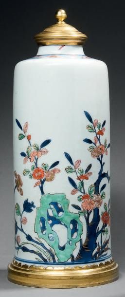 null Vase «Bouteille» en porcelaine de la Chine à décor d'arbustes fleuris dans des...