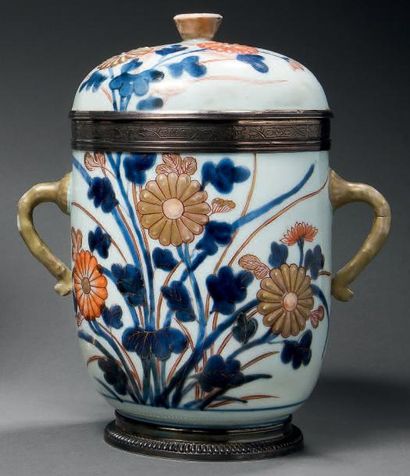 null Grand pot couvert en porcelaine du Japon Imari et prises détachées en branchages,...