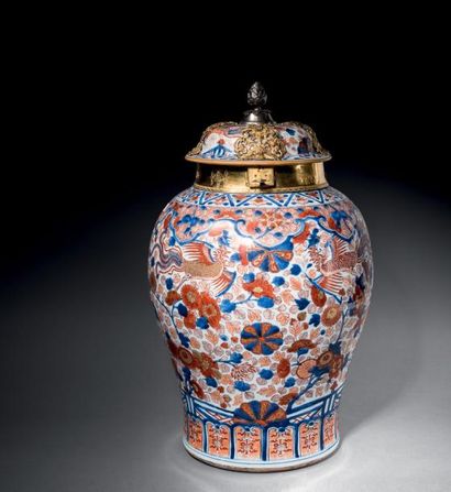 null Importante potiche couverte en porcelaine de la Chine «Imari» à décor de réserves...