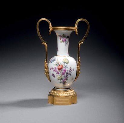 null Vase en porcelaine de Meissen du XVIIIe siècle à col évasé et panse globulaire...