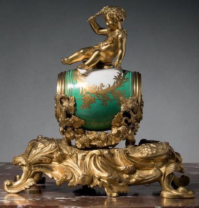 null Nécessaire à écrire Louis XV sous la forme d'un tonnelet en porcelaine à fond...