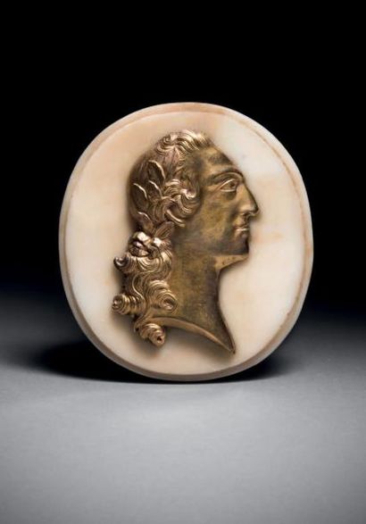null Bas-relief en bronze ciselé et doré représentant Louis XV sous son profil droit...