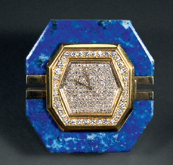 null Pendulette en or, lapis-lazuli et diamants. De forme octogonale, elle présente...