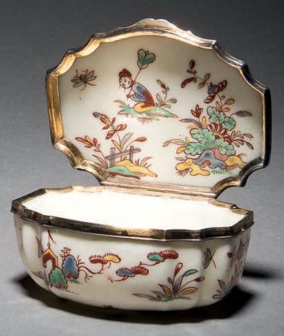 null Boîte à priser en porcelaine de Saint-Cloud à décor de chinoiseries polychromes...