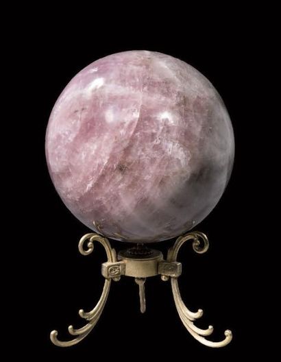 null Sphère de Quartz rose
Madagascar
Posée sur un socle en métal doré
D. 22 cm