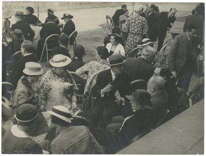 ANDRÉ KERTÉSZ (1894-1985) Horse races Paris, ca. 1925 Vintage gelatin silver print,...