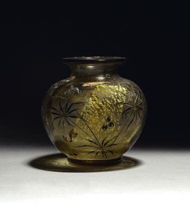 EMILE GALLÉ (1847-1904) Vase globulaire en verre cristallin fumé à inclusion de feuilles...