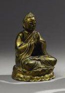 null STATUETTE DE BOUDDHA CHINE, ÉPOQUE MING En bronze doré assis en padmasana sur...