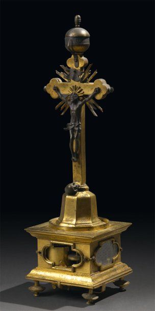 null HORLOGE DE TABLE En forme de crucifix à cadran tournant En laiton doré et bronze...