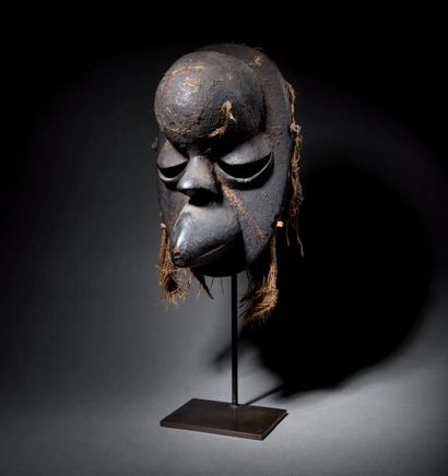 null Masque Ibibio, Nigeria
H. 30,5 cm - L. 19 cm
Au sein du corpus étroit des masques...