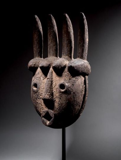 null Masque Ogoni, Nigeria
H. 50 cm - L. 26 cm
Le visage de ce masque Ogoni sculpté...