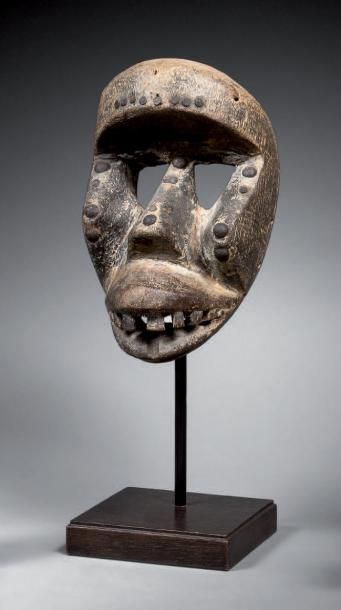 null Masque Dan/Kran, Côte d'Ivoire
H. 19,5 cm - L. 12,5 cm
Ce masque particulièrement...