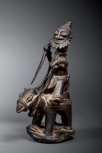 null Cavalier Yoruba, Nigeria
H. 20,6 cm - L. 14,5 cm
A la fois naturaliste et abstraite,...
