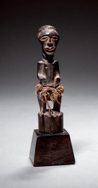 null Fétiche Songye, République Démocratique du Congo
H. 8 cm - L. 2,4 cm
Reposant...
