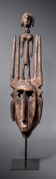 null Masque Bamana, Mali
H. 53 cm - L. 14 cm
Cet élégant masque surmonté d'un personnage...