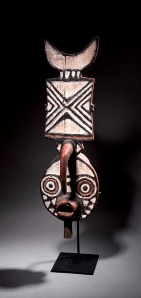 null Masque Bwa, Burkina Faso
H. 71 cm - L. 22 cm
Les masques luruya, identiques...