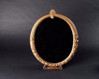 Louis SUE & André MARE (attribué à ) 
Miroir ovalisé à entourage en bois doré sculpté...