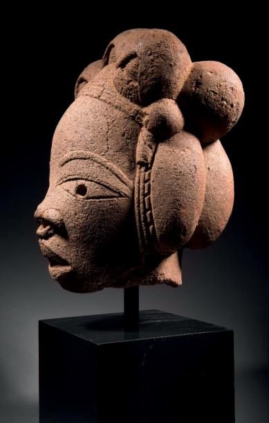 null Tête féminine Nok, Nigeria
Epoque présumée: Ier- IIe siècles après J.-C.
Rapport...