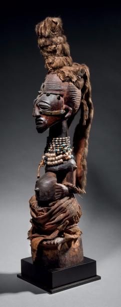 null Statue Songye nkisi, République Démocratique du Congo
Bois dur à patine brune...