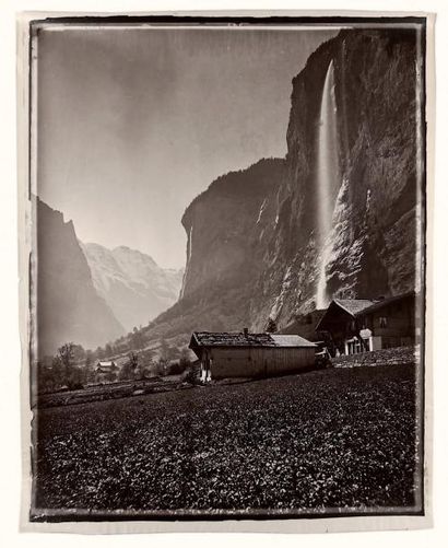 BRAUN 
Vallée de Lauterbrunnen, les chutes de la Staubbach, vers 1878
Épreuve charbon,...