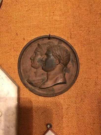 D'après ANDRIEU Suite de deux médaillons en bronze représentant Napoléon et Marie...