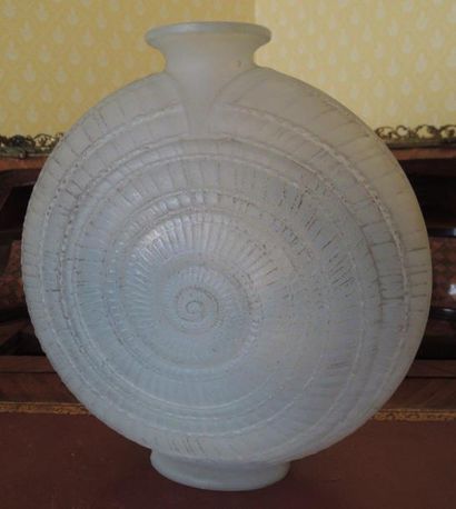LALIQUE Vase escargot (égrenures)