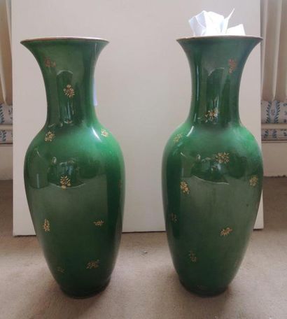 SÈVRES Paire de vases balustre en procelaine vert Empire à décor de semis de fleurettes...